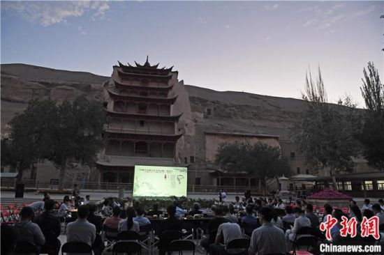 2018年8月，在敦煌莫高窟標志性建筑“九層樓”前，《回顧平山郁夫先生的貢獻》座談會舉行。來自中日兩國的專家、學者共同懷念這位情系敦煌數(shù)十載的繪畫巨匠、中日友好的文化使者、世界文化遺產(chǎn)的守護者。中新社記者 楊艷敏 攝
