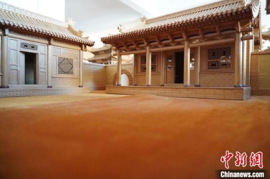 圖為微縮建筑蘭州四合院內(nèi)部結(jié)構(gòu)?！【琶赖┰?　攝