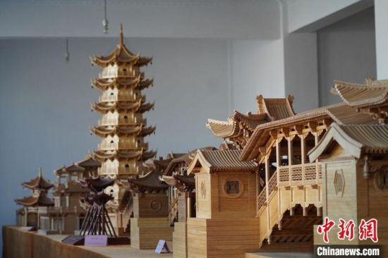 圖為古建筑模型制作技藝傳習(xí)所展廳內(nèi)的微縮古建筑作品。　九美旦增 　攝
