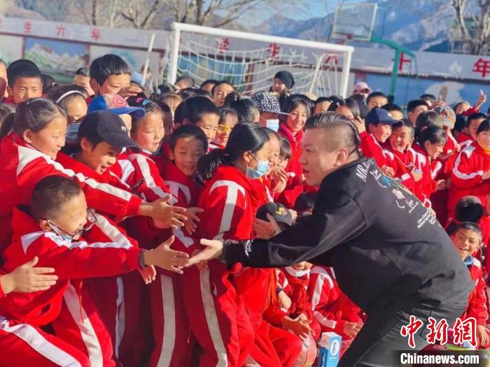 1月初，第五屆“街舞進藏鄉(xiāng)”公益助學(xué)活動在甘肅甘南結(jié)束，旨在讓藏族學(xué)子感受到街舞魅力?！￡惿菩?攝