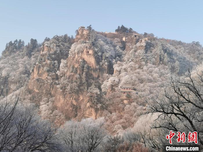 圖為崆峒山霧凇景色?！⌒煺袢A 攝