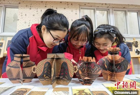 圖為學(xué)生用紙創(chuàng)作的立體彩陶。　劉玉桃 攝