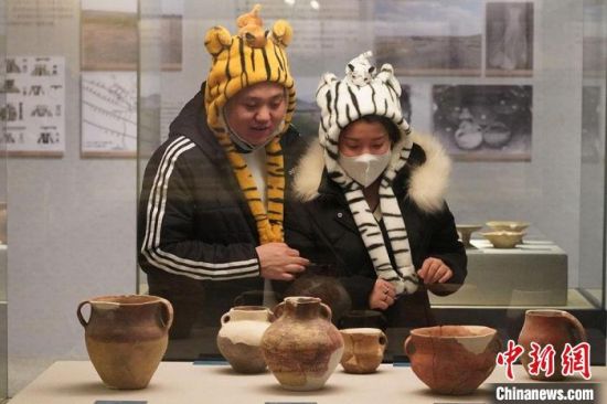 圖為市民戴虎頭帽在博物館內(nèi)參觀。九美旦增 攝