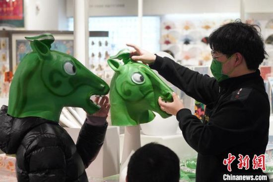 圖為“神馬來(lái)了”銅奔馬頭套。　九美旦增 攝