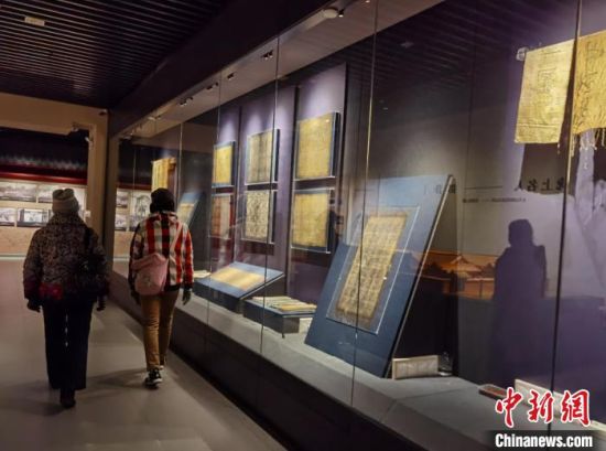 圖為蘭州市民參觀博物館展品。　徐雪 攝