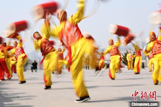 2019年2月19日，演員在黃河岸邊的蘭州水車博覽園內(nèi)進行太平鼓表演，歡慶元宵佳節(jié)。(資料圖) 　楊艷敏 攝