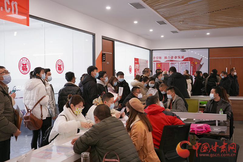 【甘快看】百家企業(yè)現(xiàn)場(chǎng)攬才  招聘就業(yè)供需兩旺