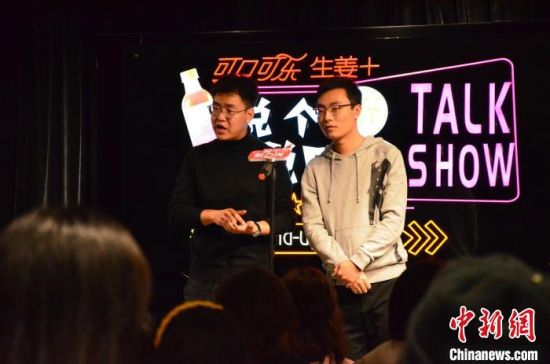 圖為脫口秀演員搭檔表演?！钅?攝