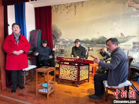 圖為蘭州鼓子表演者王常玉登臺(tái)演唱，她是這項(xiàng)入列國(guó)家級(jí)非物質(zhì)文化遺產(chǎn)的曲藝表演者中，為數(shù)不多的女演員。　張煜曼 攝