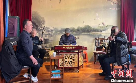 圖為蘭州鼓子愛(ài)好者在傳習(xí)所內(nèi)互相搭檔上臺(tái)演出?！堨下?攝