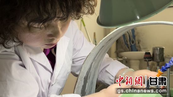 夜光杯制作學徒謝小琴坦言，雖工作枯燥，但是能夠掌握國家級非遺技藝是很自豪的。王牧雨 攝