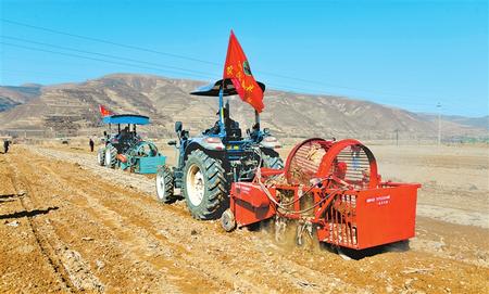 定西市隴西縣17個鄉(xiāng)鎮(zhèn)的農(nóng)機(jī)合作社、農(nóng)機(jī)手參加了農(nóng)機(jī)技能比賽和培訓(xùn)