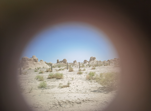 插圖2：透過(guò)河西走廊遺存的古陶片孔洞所見(jiàn)。攝影：陳曉斌。拍攝日期：2020年6月。