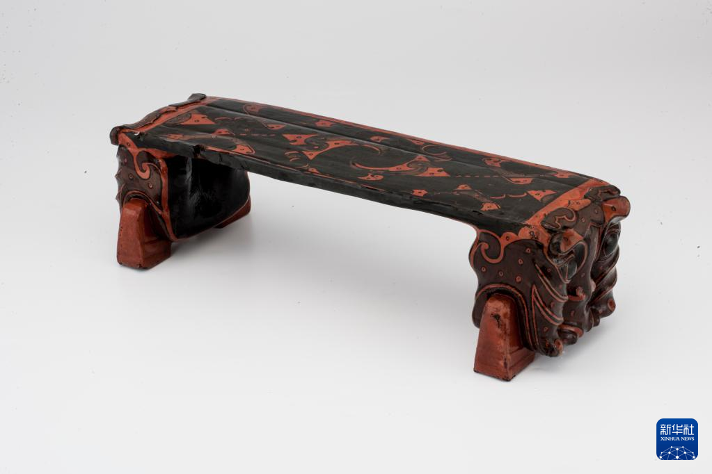 湖北云夢縣鄭家湖戰(zhàn)國秦漢墓地出土漆木虎頭枕（資料圖）。