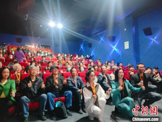 《浴血誓言》主創(chuàng)團(tuán)隊(duì)與到場(chǎng)的紅軍后代合影?！￡愡x斌 攝