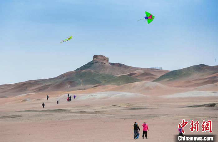 圖為市民正在陽關(guān)景區(qū)放風(fēng)箏?！⊥醣筱y 攝