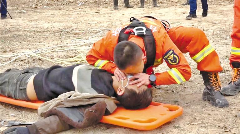 天水：消防員人工呼吸救回中毒農(nóng)民工 我們?yōu)槟泓c贊！