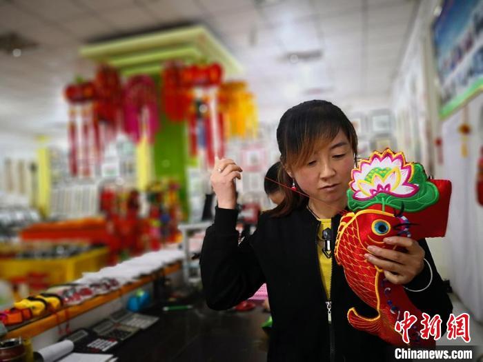 圖為“非遺”產(chǎn)品展示。(資料圖) 魏建軍 攝