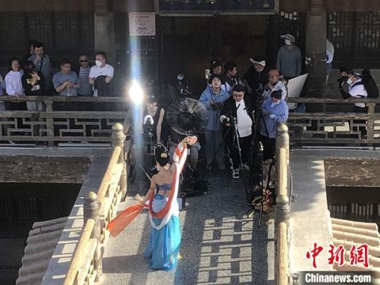 圖為5月以來，“奧大?！敝辈ガF(xiàn)場引游客圍觀。　敦煌市委宣傳部供圖