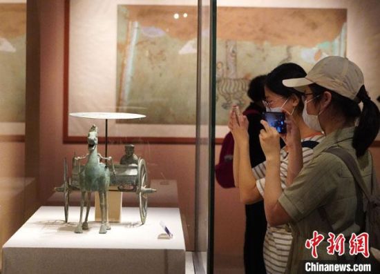 圖為參觀者參觀“大道攸歸：五涼文化展”展陳文物?！【琶赖┰?攝