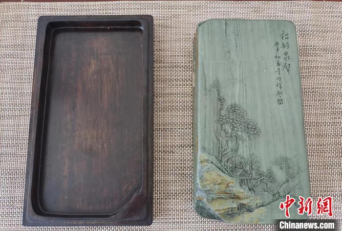 圖為甘肅甘南州洮硯藝人為提升洮硯文化內(nèi)涵，制作“一盒一拓”成品展示。(資料圖) 張婧 攝