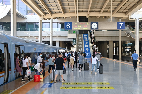 暑運(yùn)大幕開(kāi)啟。蘭州鐵路局供圖