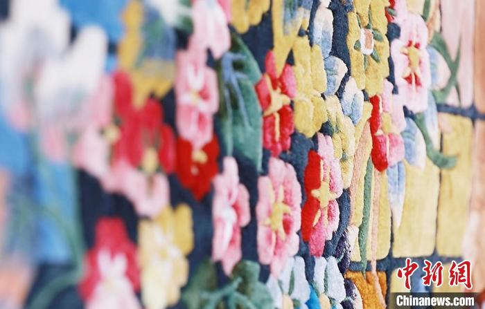 圖為手工地毯成品?！《姑?攝