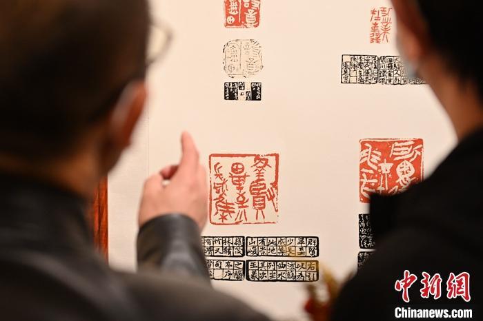 圖為甘肅蘭州，參展作品吸引參觀者。 中新社記者 李亞龍 攝