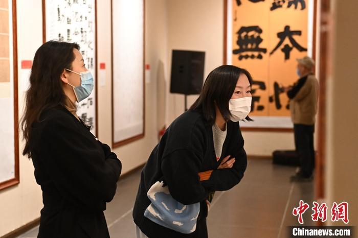 圖為甘肅蘭州，參展書法作品吸引參觀者。 中新社記者 李亞龍 攝