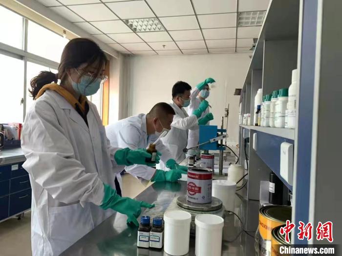 圖為肖菲(前一)帶領(lǐng)團(tuán)隊研發(fā)水性涂料。(資料圖) 受訪者供圖