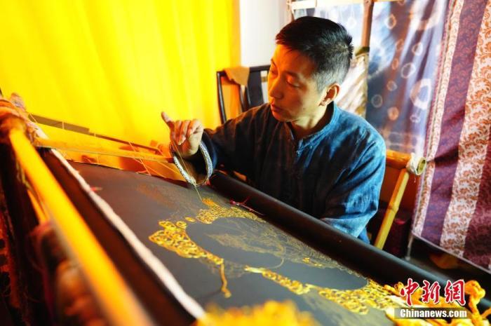 系統(tǒng)性挖掘整理古代敦煌刺繡，是甘肅天水市級非遺代表性項目武山刺繡代表性傳承人劉云帆這兩年最緊要的工作之一。圖為劉云帆在創(chuàng)作富含敦煌刺繡元素的作品。 中新社發(fā) 謝秉錫 攝 