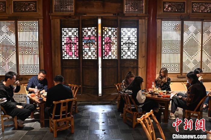 圖為甘肅天水市秦州區(qū)平南鎮(zhèn)蘇灣村民俗莊園內(nèi)的“圍爐煮茶”網(wǎng)紅打卡點(diǎn)。(資料圖) 李亞龍 攝