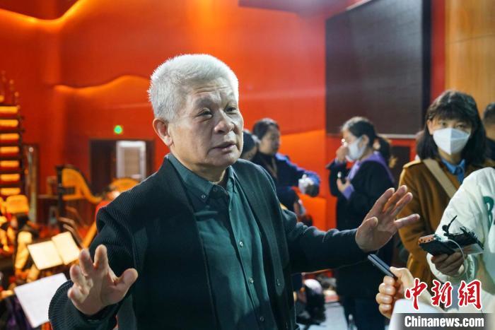 該劇導(dǎo)演蔣力向媒體介紹相關(guān)情況?！《∷?攝