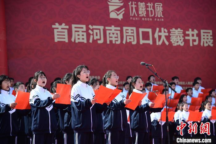圖為學(xué)生們在開幕式上誦讀經(jīng)典?！×赫赵?攝