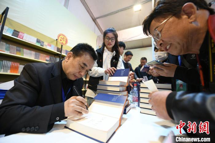 圖為作家王躍文現(xiàn)場簽名售書?！×赫赵?攝