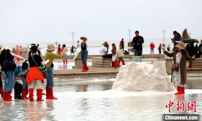 圖為游客在茶卡鹽湖拍照。　薛蒂 攝