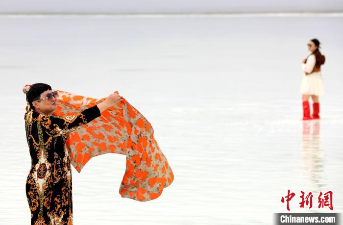 圖為游客在茶卡鹽湖拍照?！⊙Φ?攝