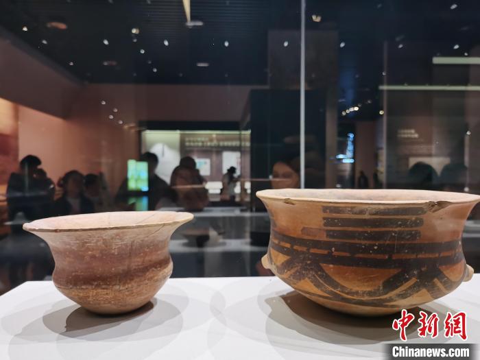 圖為河湟文化博物館展陳的陶器。　張?zhí)砀?攝