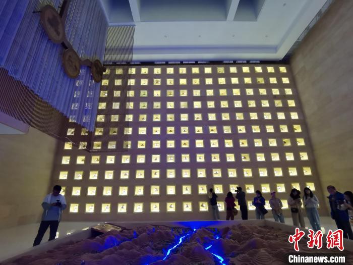 圖為河湟文化博物館序廳的左右彩陶墻放置的374件彩陶?！?zhí)砀?攝