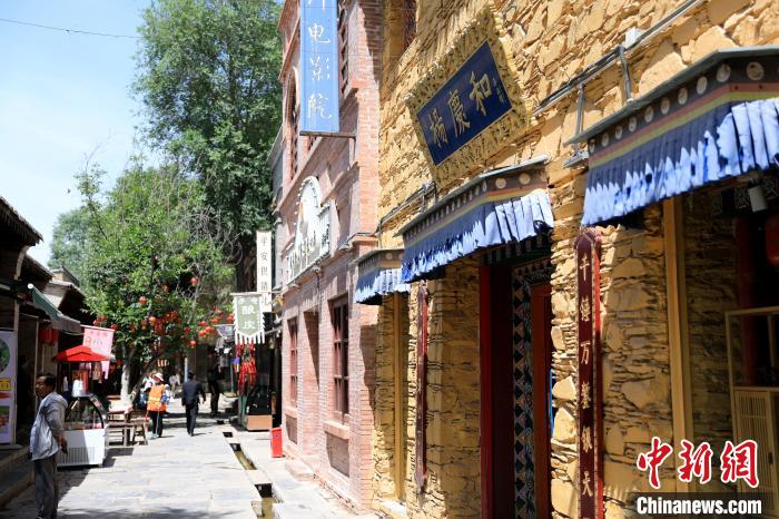 圖為平安驛·河湟民俗文化體驗地的門店?！⊙Φ?攝