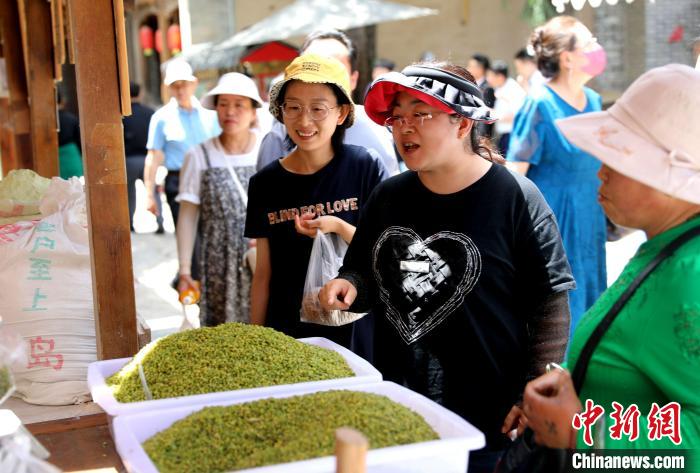 圖為民眾購買青海特色小吃。　薛蒂 攝