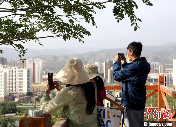 圖為媒體記者登頂朝陽山?！⊙Φ?攝