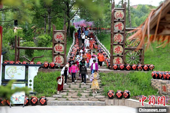 圖為油嘴灣生態(tài)文化景區(qū)的游客?！⊙Φ?攝