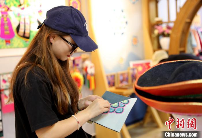 圖為民眾體驗(yàn)國(guó)家級(jí)非遺項(xiàng)目盤繡技藝?！⊙Φ?攝