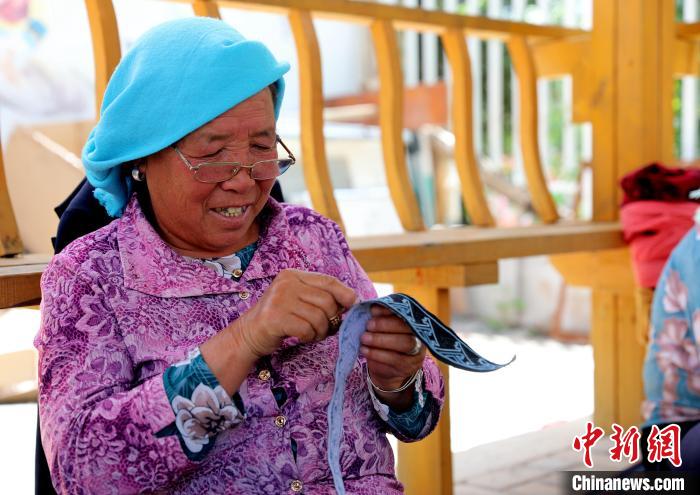 圖為繡娘在土族盤繡園內(nèi)制作盤繡?！⊙Φ?攝