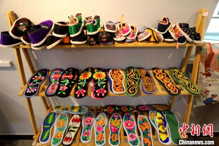 圖為盤繡作品。　薛蒂 攝