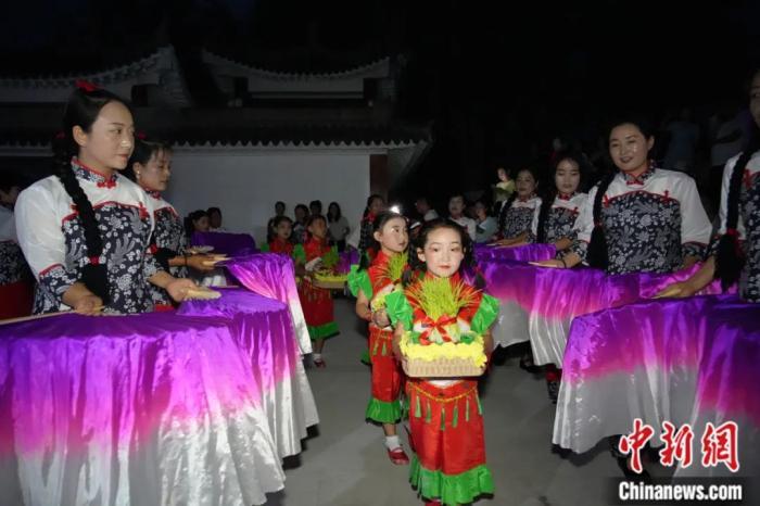 甘肅省西和縣姜席鎮(zhèn)晚霞湖畔，當(dāng)?shù)孛耖g舉行盛大的乞巧儀式。魏朵朵 攝