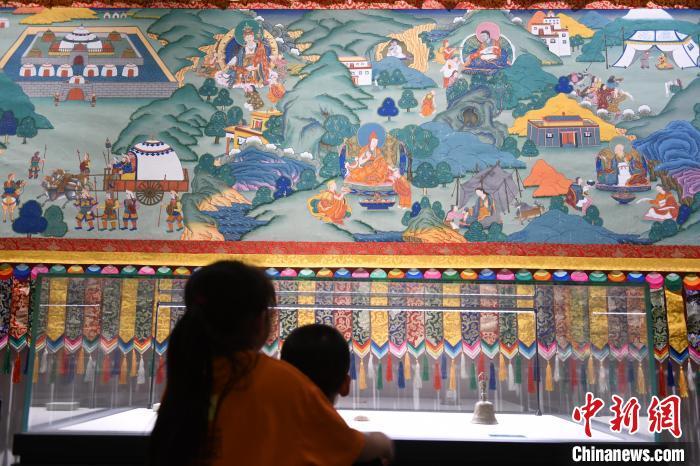 8月20日，兩名小觀眾參觀大型歷史題材卷軸唐卡“涼州會盟”?！〈魑牟?攝