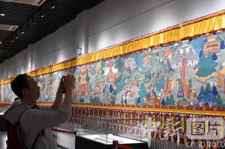 圖為觀眾觀看唐卡《涼州會盟》。 中新社記者 戴文昌 攝