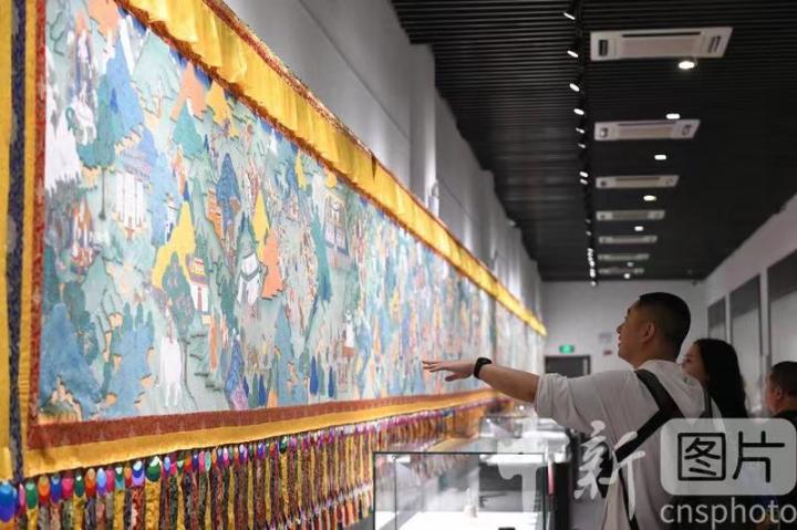 圖為觀眾參觀唐卡《涼州會盟》。 中新社記者 戴文昌 攝